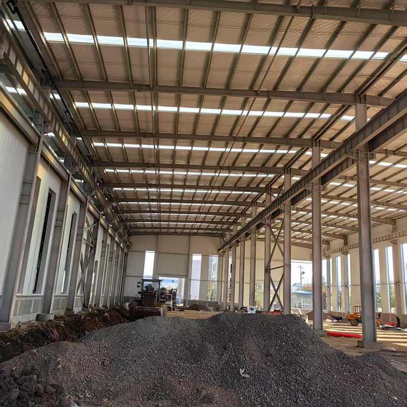 Шта је надстрешница од челичне конструкције и зашто је боља од традиционалних надстрешница